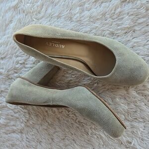Audley Celadon Suede Pump